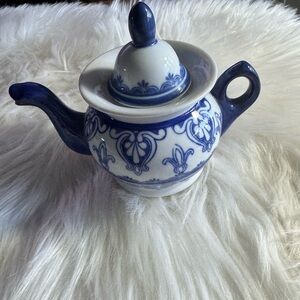 Vintage BOMBAY COMPANY
Blue & White Theme One Cup
Mini Teapot 12 fl. oz. #68
